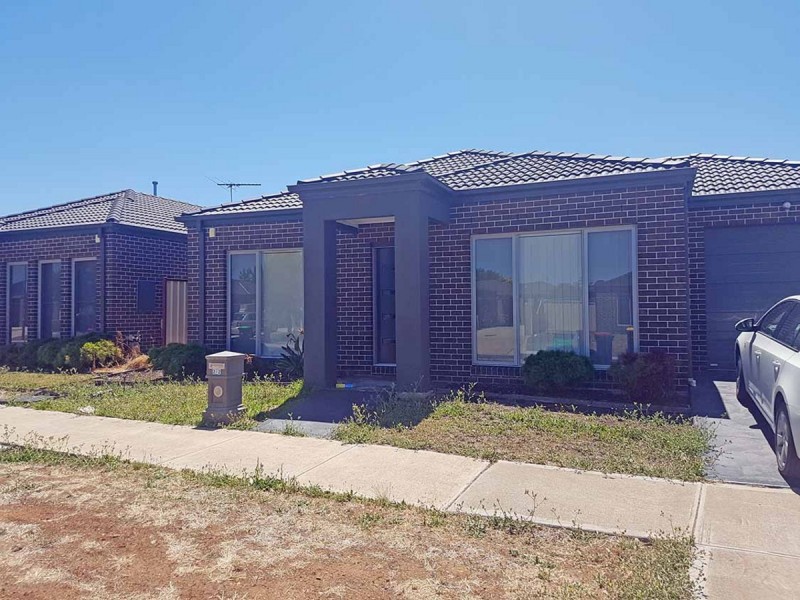 2/2 Fishburn Grove, Melton West VIC 3337