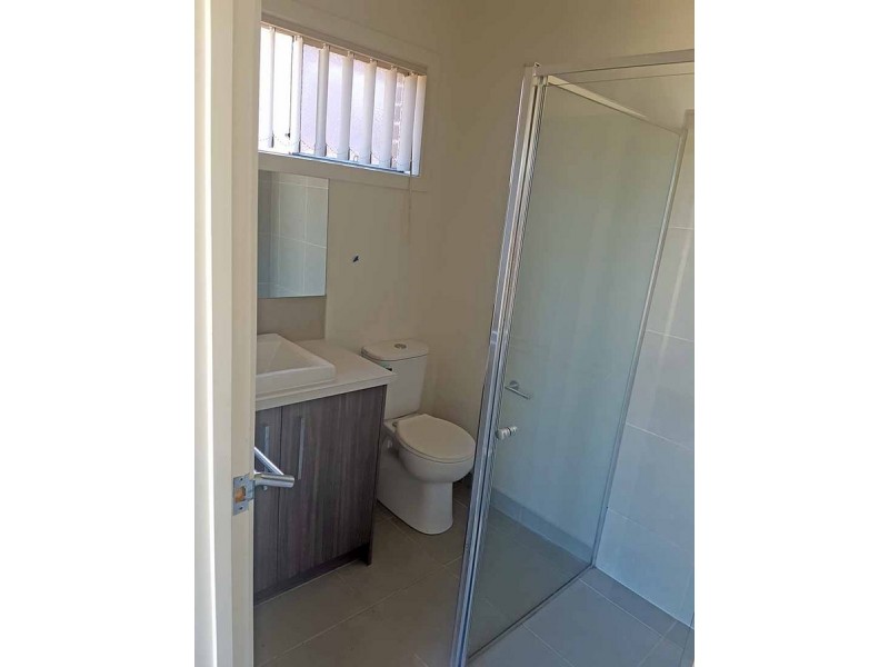 2/2 Fishburn Grove, Melton West VIC 3337