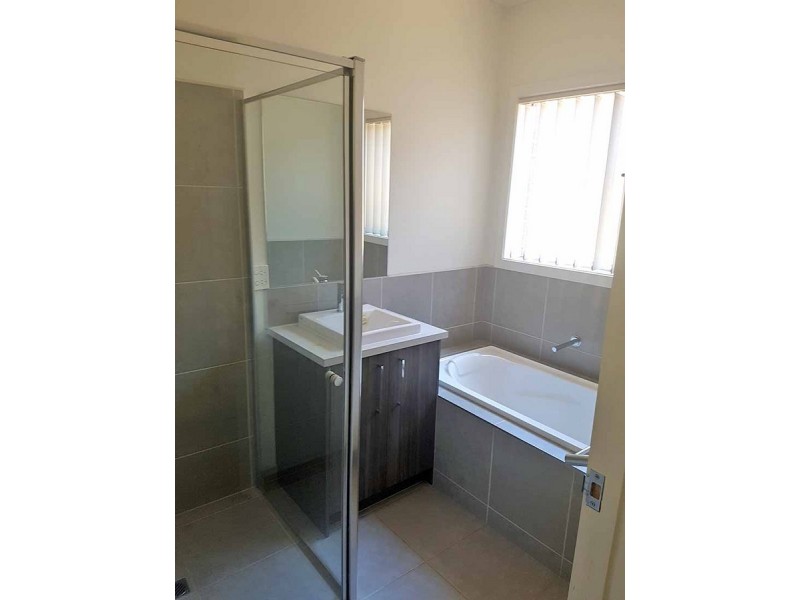 2/2 Fishburn Grove, Melton West VIC 3337