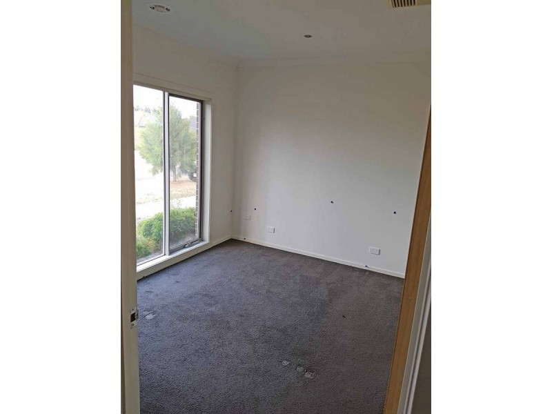 2/2 Fishburn Grove, Melton West VIC 3337