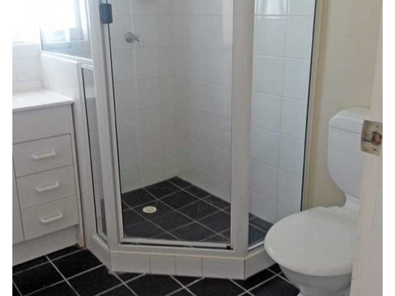 993 Logan Road, Holland Park QLD 4121