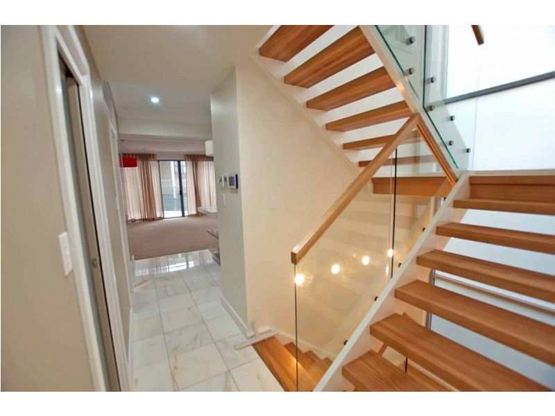 19 Midvale Lane, Teneriffe QLD 4005