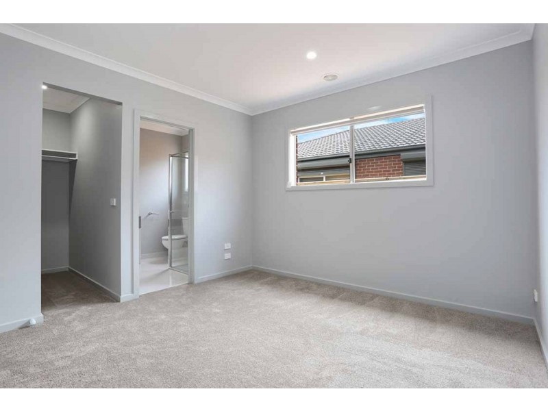 17 Tamworth Grove, Point Cook VIC 3030