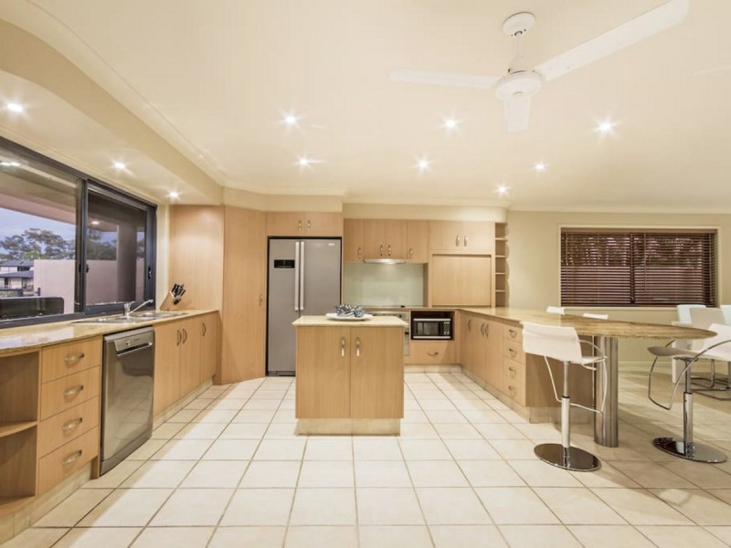 9 Delungra Street, Broadbeach Waters QLD 4218