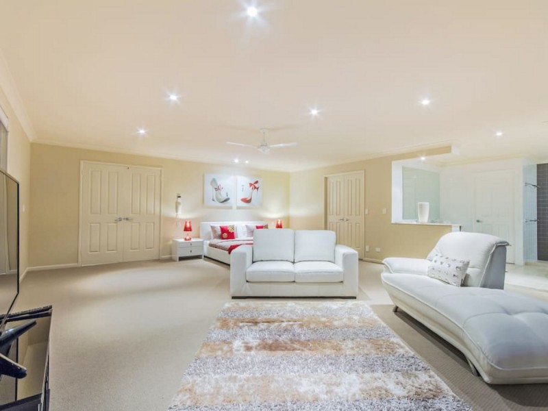 9 Delungra Street, Broadbeach Waters QLD 4218