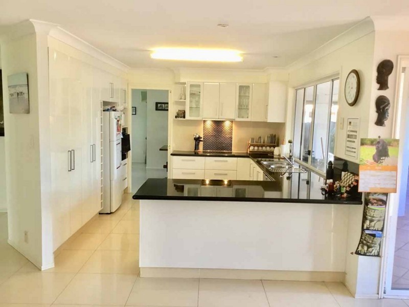 4 Saxonvale Terrace, Mermaid Waters QLD 4218