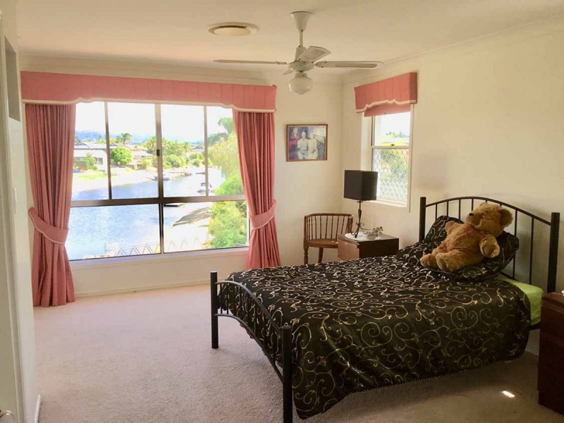 4 Saxonvale Terrace, Mermaid Waters QLD 4218