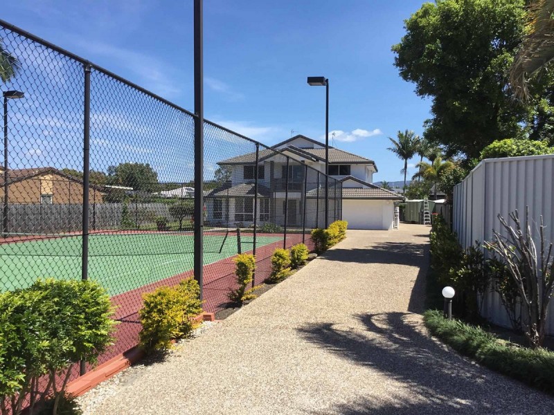 4 Saxonvale Terrace, Mermaid Waters QLD 4218