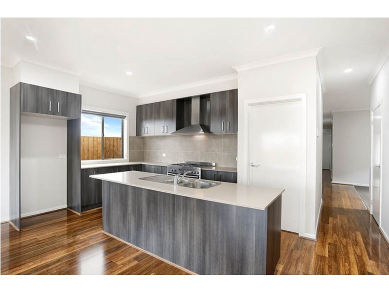 15 Parkinson Street, Melton South VIC 3338