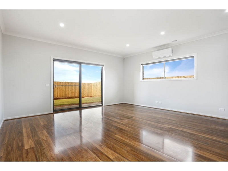 15 Parkinson Street, Melton South VIC 3338