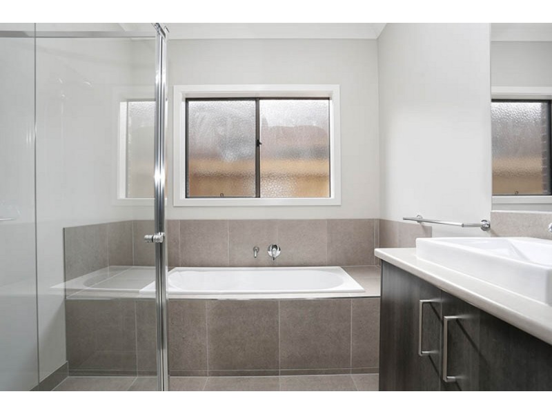 15 Parkinson Street, Melton South VIC 3338