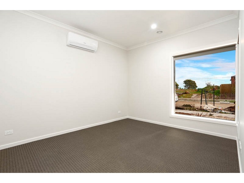 15 Parkinson Street, Melton South VIC 3338