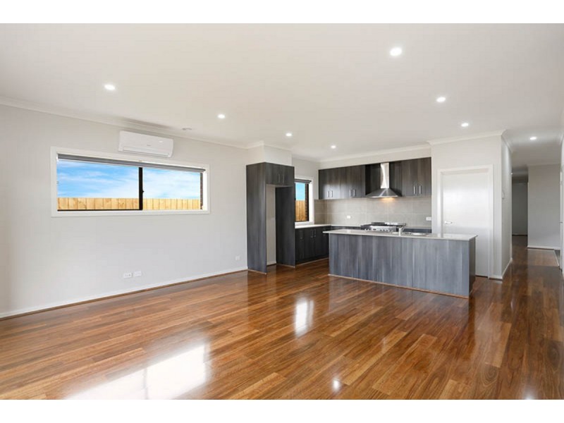 15 Parkinson Street, Melton South VIC 3338