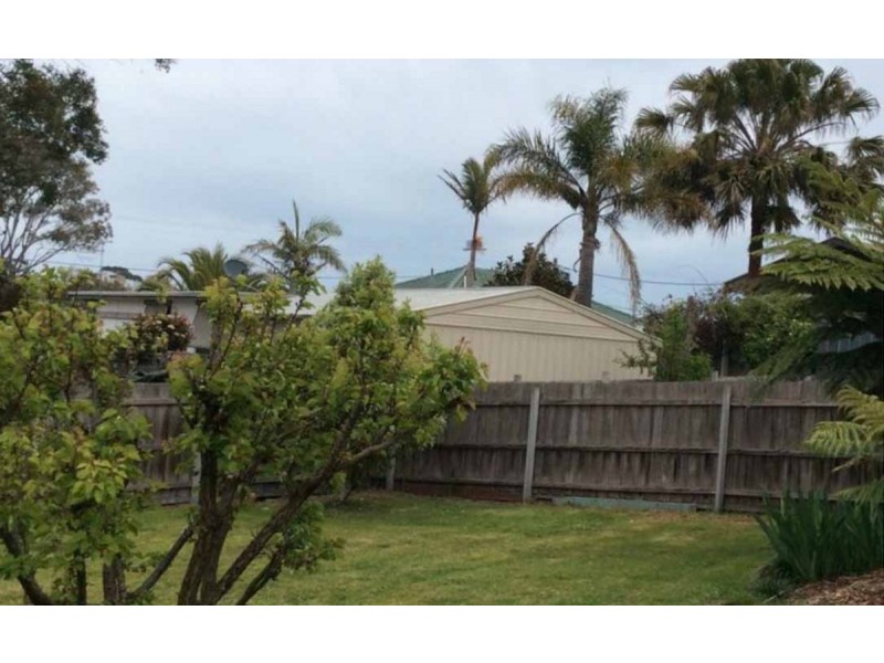 8 Robin Street, Lakes Entrance VIC 3909