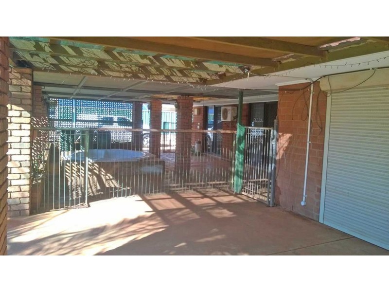 17 Elliott Cresent, Dampier WA 6713