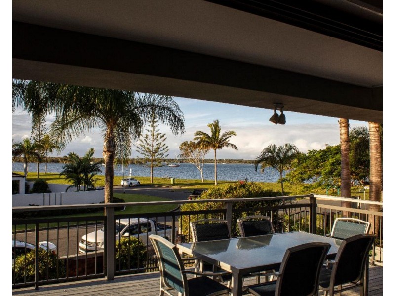 2 Runaway Bay Avenue, Runaway Bay QLD 4216