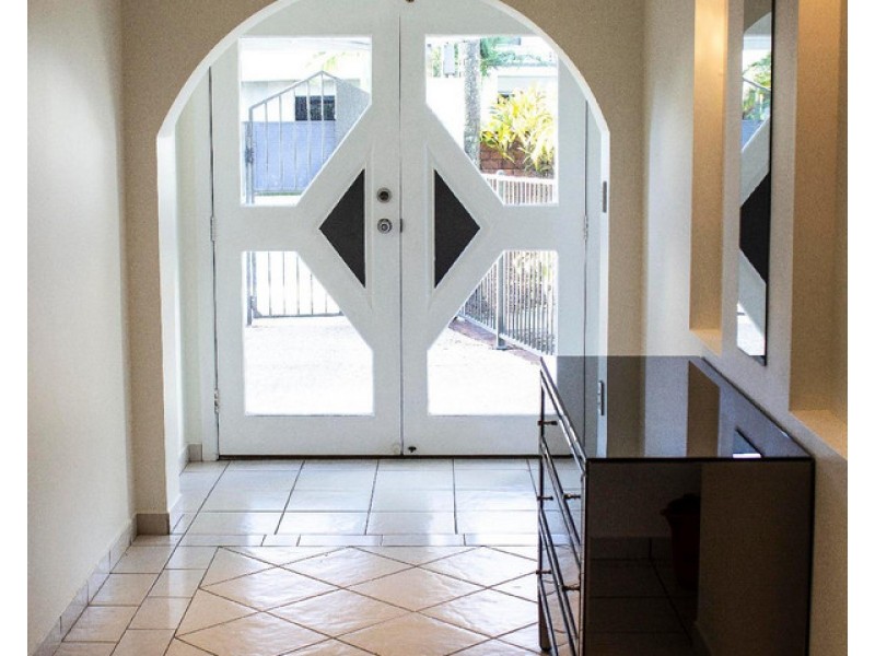 2 Runaway Bay Avenue, Runaway Bay QLD 4216