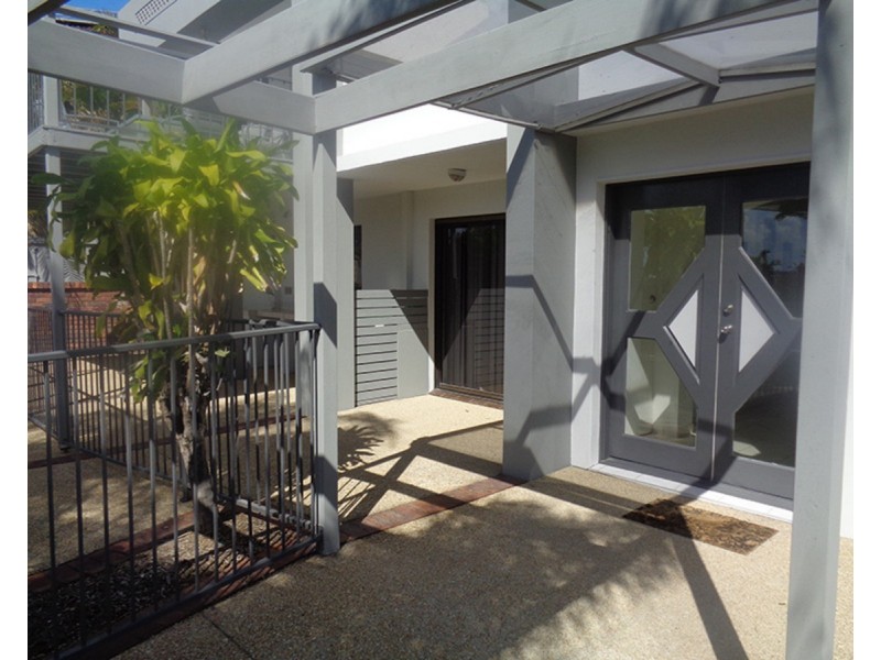 2 Runaway Bay Avenue, Runaway Bay QLD 4216