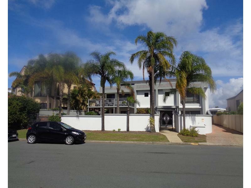 2 Runaway Bay Avenue, Runaway Bay QLD 4216