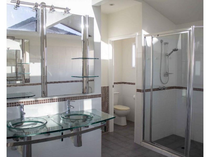 2 Runaway Bay Avenue, Runaway Bay QLD 4216