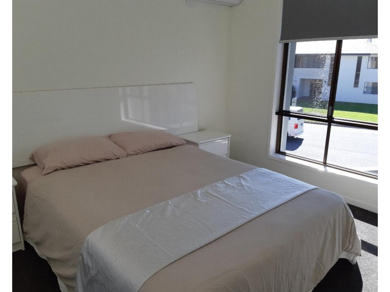 2 Runaway Bay Avenue, Runaway Bay QLD 4216