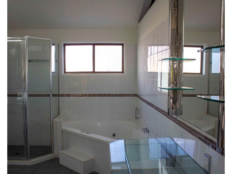 2 Runaway Bay Avenue, Runaway Bay QLD 4216