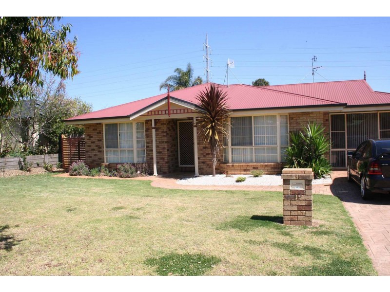 15 Emma Drive, Kearneys Spring QLD 4350