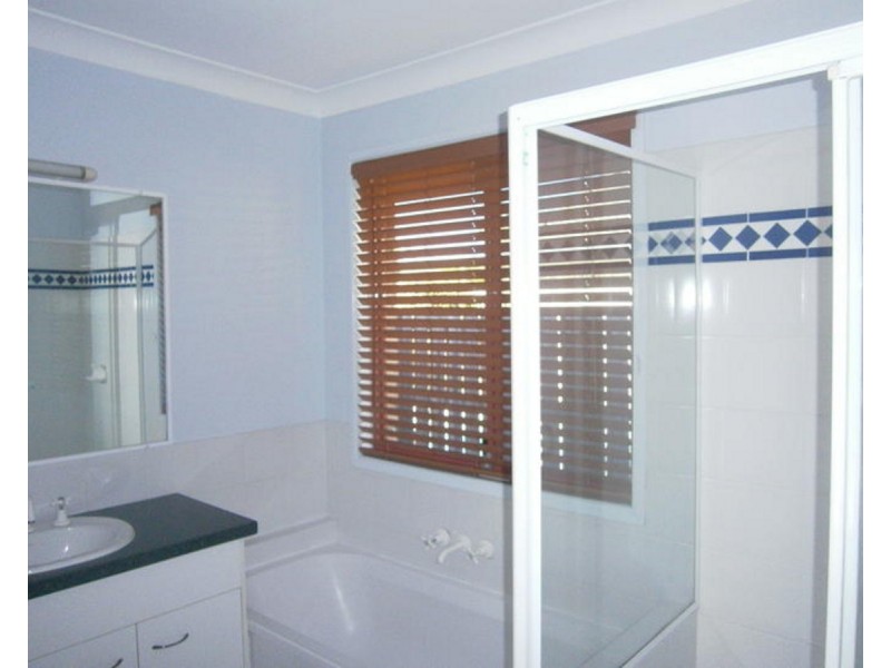 2 Bowerbird Place Street, Burleigh Waters QLD 4220