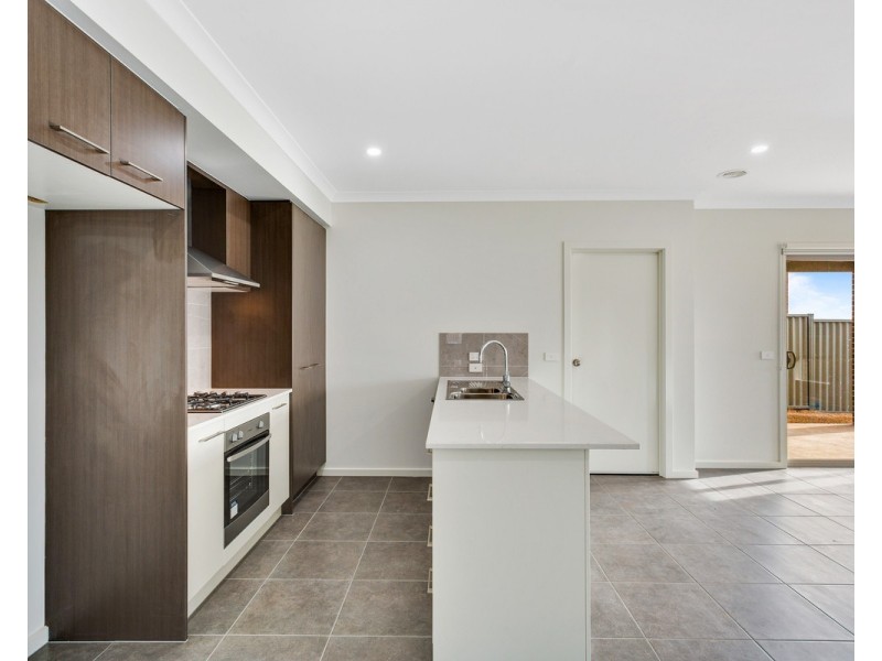8 Farrow Close, Maddingley VIC 3340