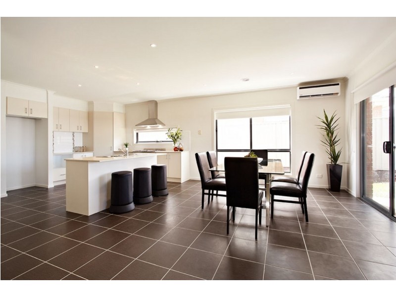 2/43 McBurnie Drive, Kurunjang VIC 3337