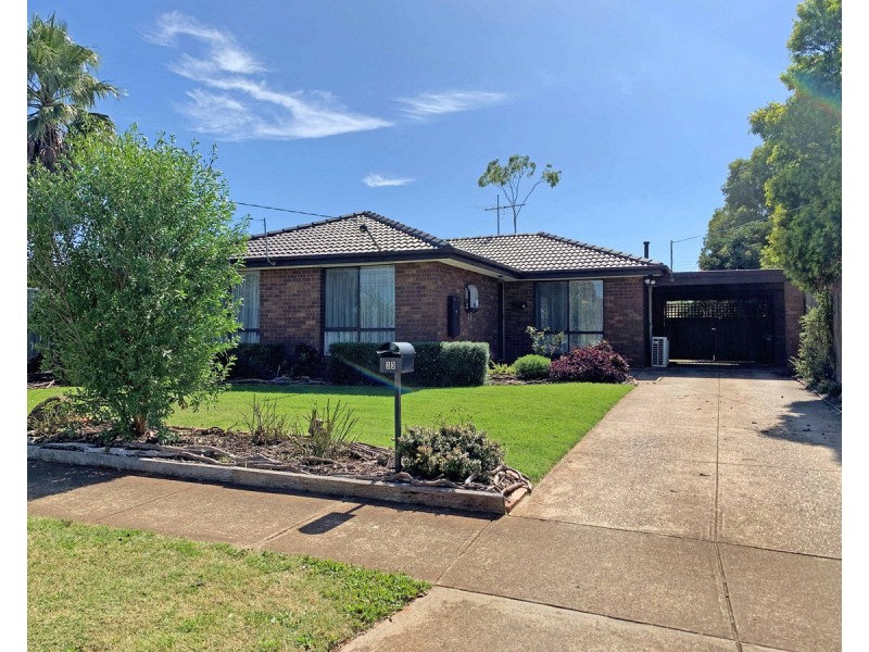 33 Lachlan Road, Melton South VIC 3338