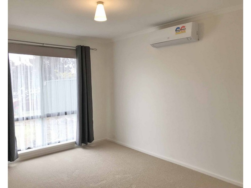 33 Lachlan Road, Melton South VIC 3338