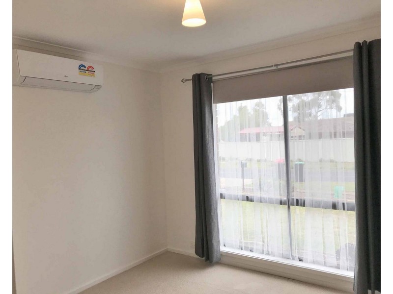33 Lachlan Road, Melton South VIC 3338