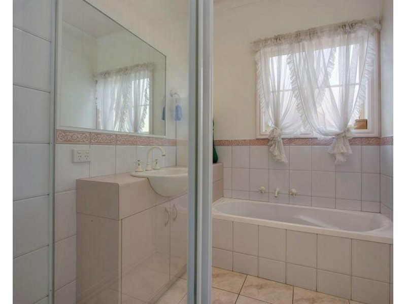 2/11 Norman Road Street, Croydon VIC 3136