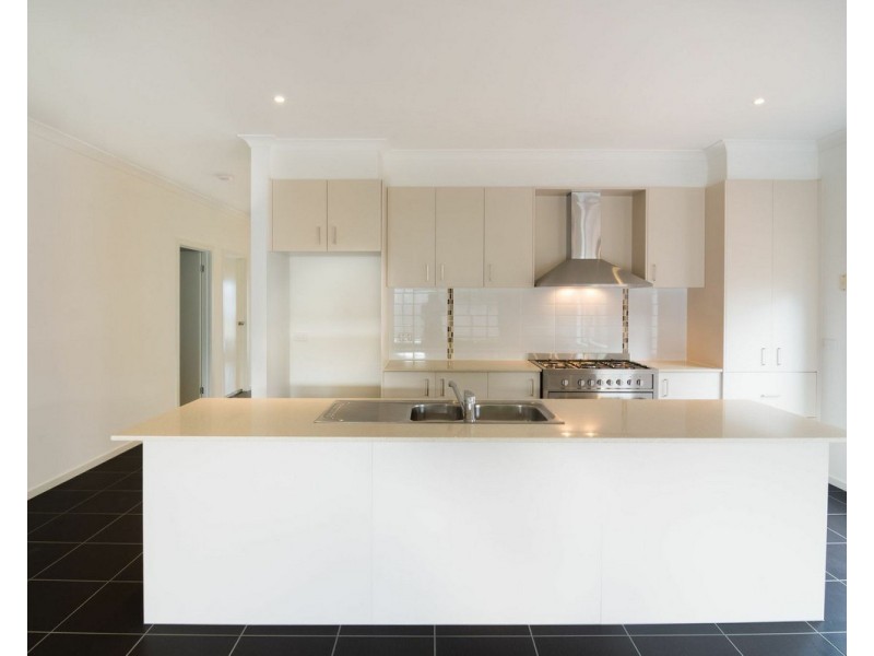 8 Verve Drive, Officer VIC 3809