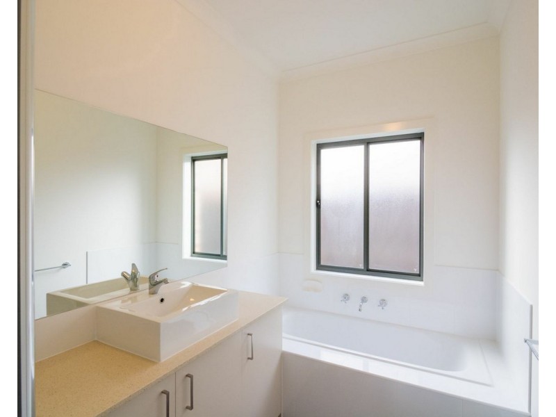 8 Verve Drive, Officer VIC 3809