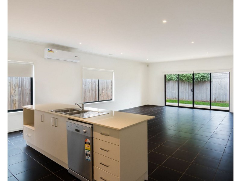 8 Verve Drive, Officer VIC 3809