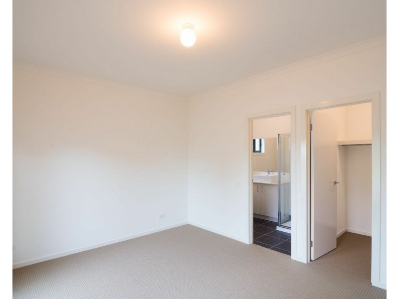 8 Verve Drive, Officer VIC 3809