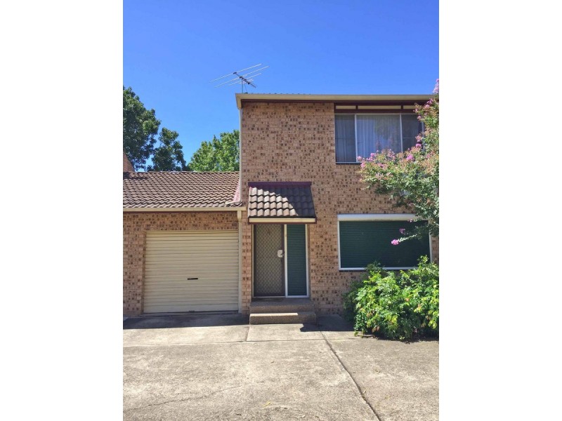 4/25 Surrey Street, Minto NSW 2566