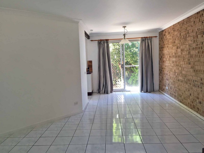 4/25 Surrey Street, Minto NSW 2566