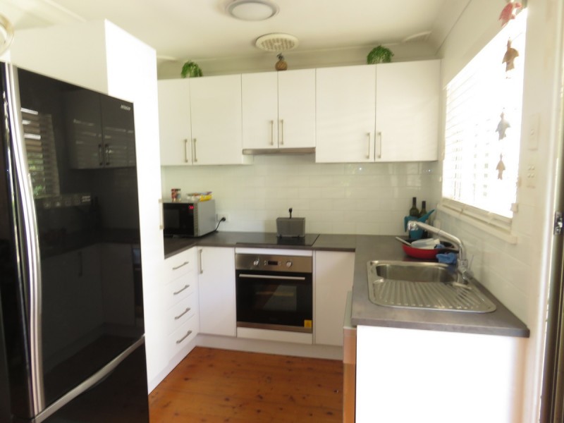 4 Woolana Avenue, Budgewoi NSW 2262