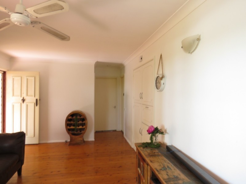 4 Woolana Avenue, Budgewoi NSW 2262