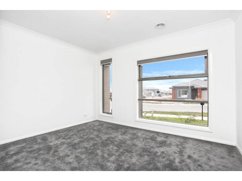 36 Mernoo Avenue, Clyde North VIC 3978