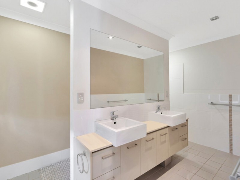 1/128 Falconer Street, Southport QLD 4215