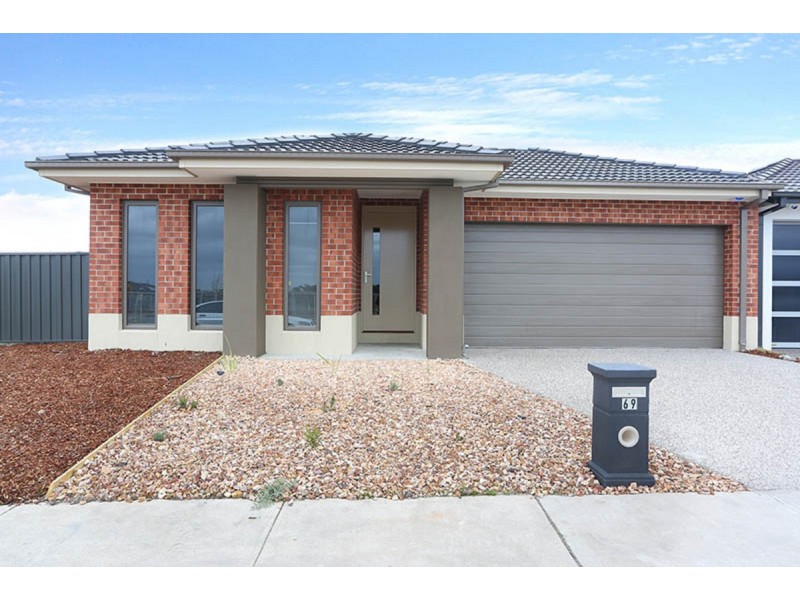 17 Fadaro Street, Mickleham VIC 3064