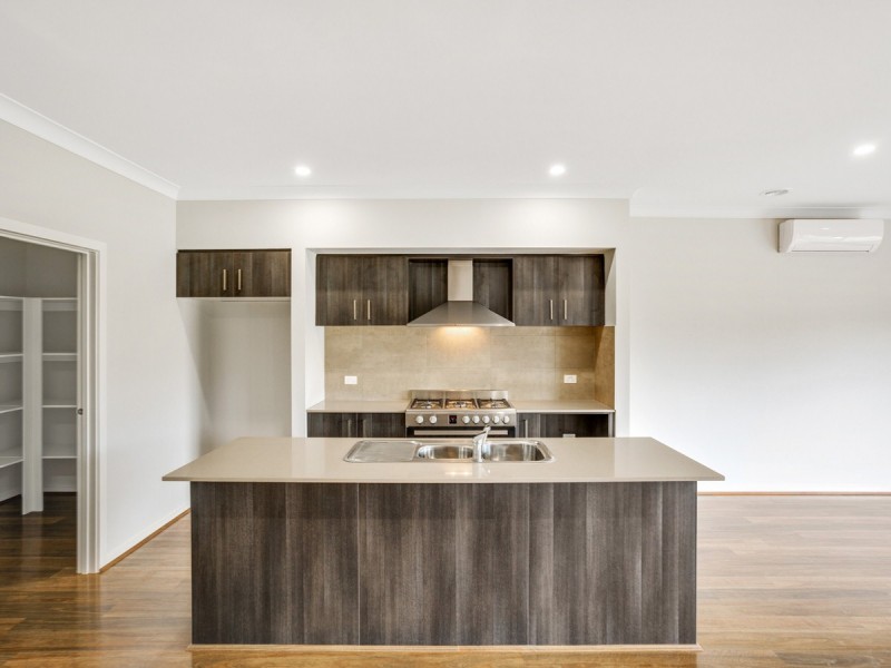 17 Fadaro Street, Mickleham VIC 3064