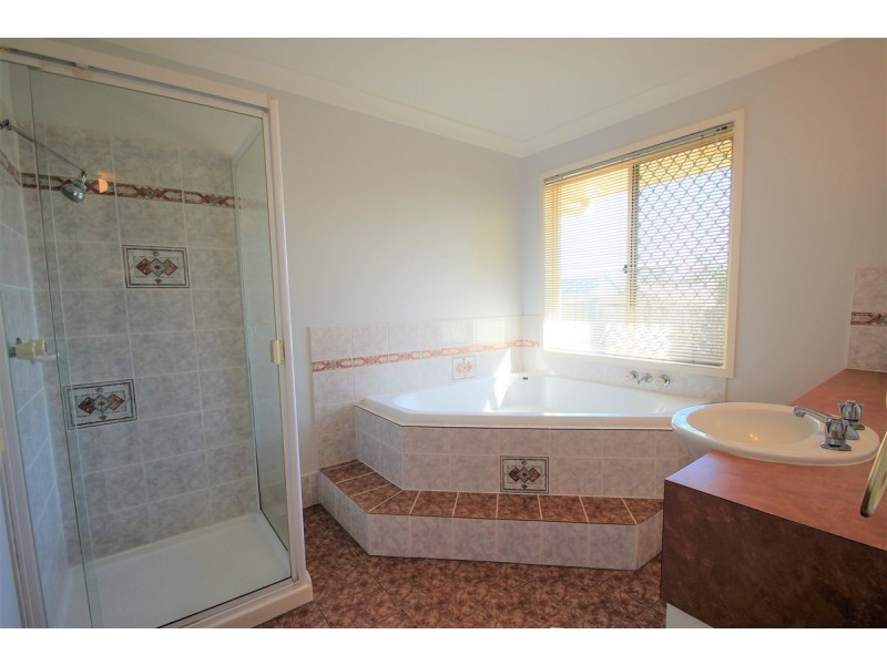 11 Sundowner Street, Regents Park QLD 4118