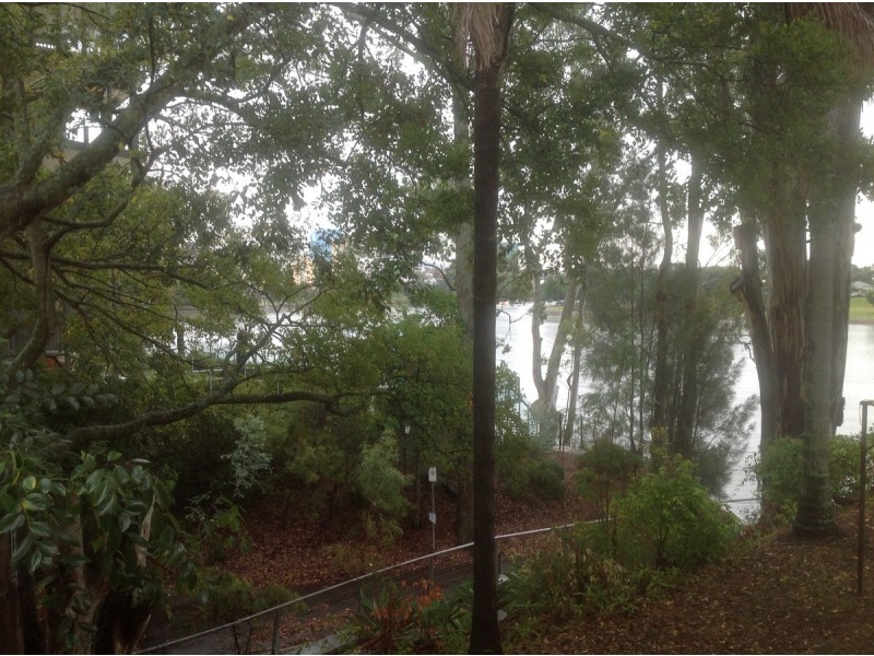 2/4 Jerdanefield Road, St Lucia QLD 4067