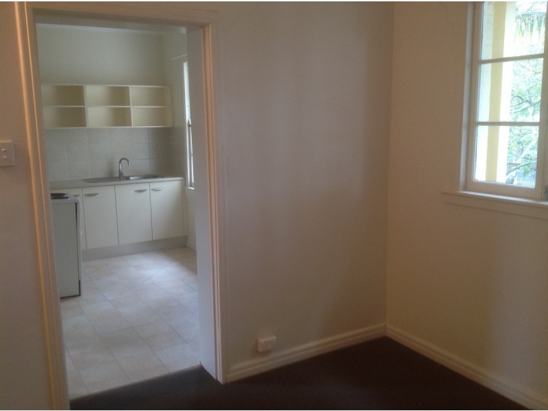 2/4 Jerdanefield Road, St Lucia QLD 4067