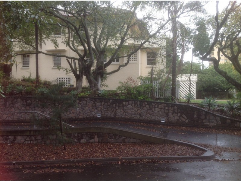 2/4 Jerdanefield Road, St Lucia QLD 4067